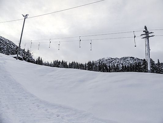 포토 JPG 해외이미지 계절 유럽 스포츠 여행 백그라운드 겨울 자연 하늘 호텔 날씨 휴가 스키 산 주택 파노라마 노르웨이 풍경 경사 사람없음 야외 목재 파란색 냉동 얼음 추위 흰색 센터 산등성이 리프트 스키선수 눈내림 해외포토 자연요소 나무 나라 컬러 재료 숙소 겨울스포츠 운동선수 눈_날씨 촬영기법 건물 생태계 파일형식 이미지허브