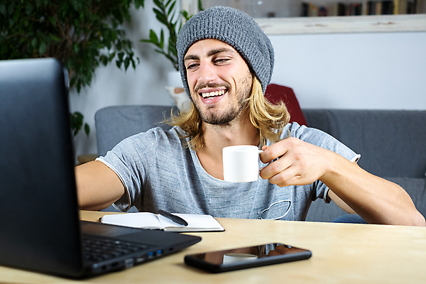 포토 JPG 해외이미지 백인 직업 학생 라이프스타일 남자 인터넷 비즈니스 사업가 학교 탁자 휴식 아파트 주택 한명 미소 사람 성인 내부 노트북 스마트폰 핸드폰 컴퓨터 금발 사무실 헤드폰 타이핑 업무 작업 시원함 강의 집중 책상 대학교 온라인 스타일 해외포토 서양인 1 헤어스타일 교육 음향기기 가구 컨셉 표정 건물 생활 전자제품 스마트기기 파일형식 이미지허브