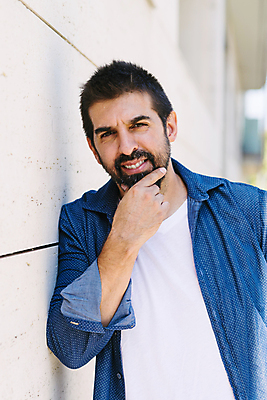 포토 JPG 해외이미지 모델 1 라이프스타일 손 응시 남자 행복 얼굴 벽 수염 한명 서기 미소 웃음 사람 성인 야외 30대 유행 기댐 도시 시원함 히스패닉 턱 스타일 카피스페이스 해외포토 시선 감정 모션 표정 생활 신체부위 장년 공백 파일형식 이미지허브