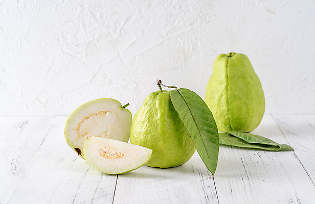 포토 JPG 해외이미지 잎 과일 단면 실내 사람없음 흰배경 슬라이스 과일조각 구아바 해외포토 식물 조각 백그라운드 내부 흰색 열대과일 파일형식 이미지허브