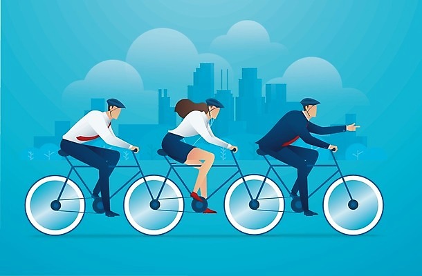 EPS 해외이미지 전신 여자 남자 일러스트 협력 빌딩 성인 건물 세명 파란색 가리킴 도시 비즈니스맨 비즈니스우먼 승차 헬멧 동료 얼굴없음 성인만 3인용자전거 해외일러스트 건축물 컬러 비즈니스 관계 모션 사람 손짓 자전거 직장인 보호장비 파일형식 벡터 이미지허브