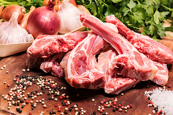 포토 JPG 해외이미지 식재료 양파 실내 생고기 사람없음 소금 양고기 나무도마 통후추 해외포토 채소 도마 육류 내부 목재 후추 파일형식 이미지허브