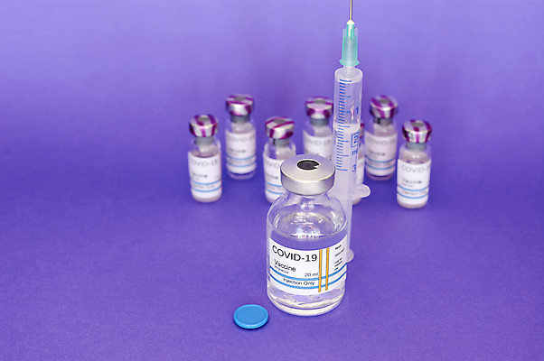 포토 JPG 해외이미지 주사기 근접촬영 사람없음 예방 처방 주사약 백신 보라색배경 예방접종 예방주사 카피스페이스 코로나바이러스 해외포토 뷰포인트 백그라운드 의학 의료기기 약 보라색 공백 바이러스 접종 파일형식 이미지허브