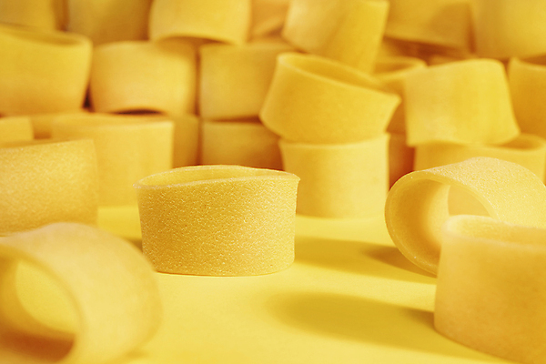 포토 JPG 해외이미지 스튜디오촬영 모양 전통 음식 백그라운드 패턴 재료 건조 파스타 건강 요리 사람없음 노란색 식사 저녁식사 반지 이탈리아음식 맛 작음 밀 유기농 질감 날것 튜브 생식 탄수화물 해외포토 웰빙 컬러 컨셉 무늬 장신구 곡류 서양음식 실내 크기 파일형식 이미지허브