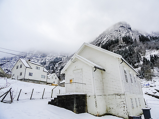 포토 JPG 해외이미지 유럽 도로 호수 여행 겨울 건축양식 자연 날씨 산 거리 주택 노르웨이 풍경 사람없음 건물 목재 빨간색 여행객 마을 냉동 추위 흰색 오두막 시골집 휴양지 서리 장면 타운 눈보라 방법 스칸디나비아 피오르 눈내림 해외포토 나무 건축물 계절 건축 나라 길 컬러 재료 교통시설 눈_날씨 사람 장소 도시 생태계 지형 파일형식 이미지허브