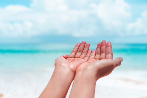 포토 JPG 해외이미지 주간 손 하늘 해변 야외 신체부위 손모으기 해외포토 자연요소 바다 사람 손짓 파일형식 이미지허브