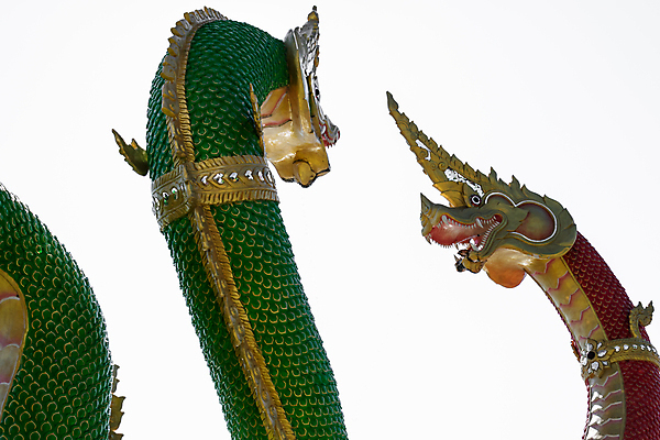 포토 JPG 해외이미지 전통 디자인 아시아 종교 문화 벽 조각 여행 백그라운드 패턴 불교 건축양식 태국 하늘 미술 동양인 사람없음 야외 장식 빨간색 초록색 파란색 컬러풀 조각상 뷰티 머리 골동품 흰색 용 사찰 뱀 황금 왕 심볼 묘사 신성 옛날 스타일 해외포토 건축 나라 컬러 무늬 종교건축 파충류 문화예술 인종 신체부위 조형물 파일형식 이미지허브