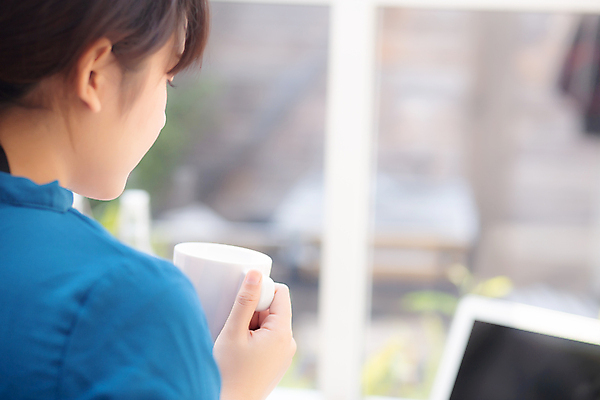 포토 JPG 해외이미지 백인 직업 라이프스타일 응시 여자 교육 행복 아시아 커피 음료 거실 인터넷 비즈니스 통신 탁자 휴식 주택 실내 한명 미소 사람 앉기 동양인 노트북 컴퓨터 사무실 디지털 공책 기쁨 타이핑 업무 비즈니스우먼 자신감 네트워크 연결 비서 소셜 프리랜서 해외포토 서양인 1 시선 감정 나라 가구 컨셉 모션 문구용품 표정 인종 내부 건물 생활 전자제품 작업 직장인 파일형식 이미지허브
