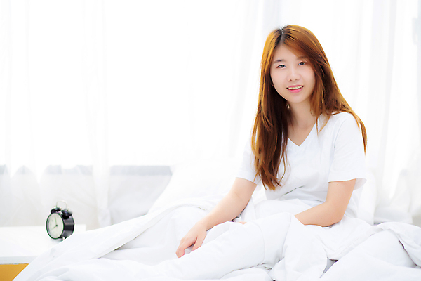 포토 JPG 해외이미지 백인 라이프스타일 응시 여자 행복 아시아 컨셉 호텔 아침 휴식 새로움 아파트 주택 실내 건강 한명 미소 사람 동양인 성인 빛 햇빛 뷰티 희망 방 신선 최고 블라인드 커튼 오픈 거짓말 해외포토 주간 서양인 1 시선 감정 나라 숙소 표정 인종 내부 건물 생활 태양 파일형식 이미지허브