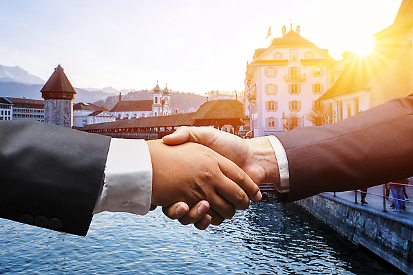 포토 JPG 해외이미지 백인 손 남자 비즈니스 통신 협력 악수 함께함 실내 정장 사람없음 두명 가로 사무실 믿음 축하 인사 작업 직장인 비즈니스맨 아프리카인 전문직 스위스 해외포토 서양인 외국인 직업 옷 감정 유럽 컨셉 사람 손짓 내부 신체부위 예절 파일형식 이미지허브