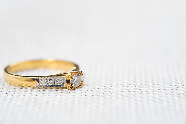 포토 JPG 해외이미지 커플 기념일 결혼 백그라운드 결혼식 발렌타인데이 선물 사랑 사람없음 빛 유행 금속 수확 바위 흰색 축하 반지 원형 황금 고급 보석 다이아몬드 약혼 해외포토 도형 감정 컬러 컨셉 농업 장신구 관계 데이이벤트 재질 이벤트 돌_바위 광석 약속 파일형식 이미지허브