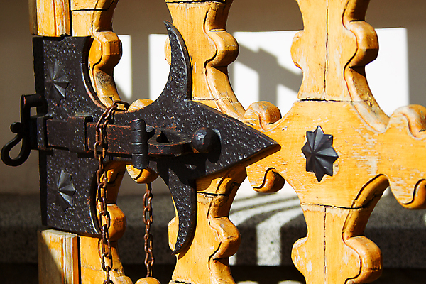 포토 JPG 해외이미지 외관 백그라운드 컨셉 건축양식 날씨 출입구 주택 사람없음 야외 건물 목재 갈색 문 금속 수확 골동품 시골 못 거친 성 역사 보호 신비 무서움 철 부식 질감 잠금 보안 대문 볼트 문고리 구식 옛날 정문 해외포토 나무 건축물 건축 감정 컬러 농업 재료 재질 안전 공구 파일형식 이미지허브