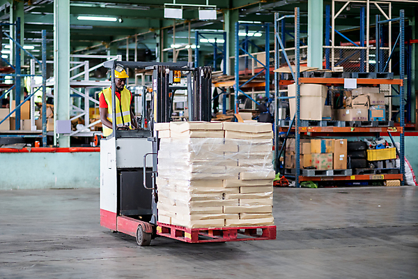 포토 JPG 해외이미지 직업 산업 포크 공장 교통시설 노동자 선반 직장 한명 서기 내부 상자 노란색 상점 기계 작업 팔레트 상품 주식 컨테이너 배송 창고 직원 확인 상업 리프트 패키지 수납 짐차 소매 지게차 물류 전송 분배 신발장 공급 해외포토 1 식기 컬러 가구 교통 회사 공업 모션 자동차 사람 금융 중장비 시설 파일형식 이미지허브