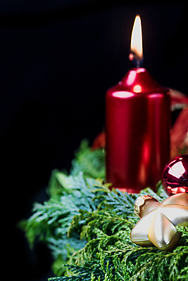 포토 JPG 해외이미지 나무 전통 계절 별 종교 백그라운드 크리스마스 불 휴가 불꽃 사람없음 장식 빨간색 초록색 빛 검은색 화환 장식볼 축하 황금 12월 심볼 연소 해외포토 자연요소 식물 기념일 꽃 컬러 컨셉 날짜 파일형식 이미지허브