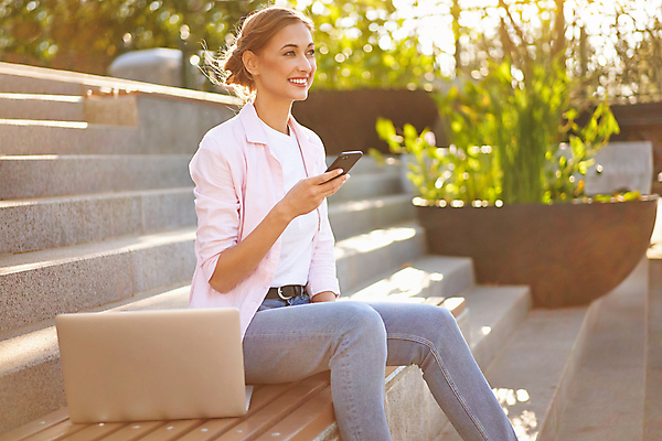 포토 JPG 해외이미지 백인 직업 학생 공원 여자 교육 행복 유럽 비즈니스 사업가 통신 자연 성공 한명 사람 앉기 야외 노트북 스마트폰 핸드폰 컴퓨터 금발 햇빛 계단 공책 업무 작업 비즈니스우먼 무선전화기 긍정 멀리 온라인 전자상거래 고용 채팅 프리랜서 혼자 해외포토 서양인 1 헤어스타일 공공시설 감정 나라 컨셉 모션 문구용품 전자제품 스마트기기 태양 구직 직장인 전화기 생태계 채용 파일형식 이미지허브