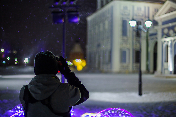 포토 JPG 해외이미지 직업 손 남자 장갑 백그라운드 겨울 건축양식 사람 사람없음 야외 빛 카메라 어둠 장비 추위 잡기 도시 업무 야간 소프트포커스 발사 사진사 보케 만들기 찬성 블러 캡모자 해외포토 자연요소 모자_잡화 잡화 계절 건축 모션 촬영기법 신체부위 전자제품 작업 작가 파일형식 이미지허브