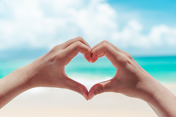 포토 JPG 해외이미지 주간 손 바다 하늘 사랑 야외 아웃포커스 신체부위 손하트 해외포토 자연요소 감정 촬영기법 사람 손짓 파일형식 이미지허브