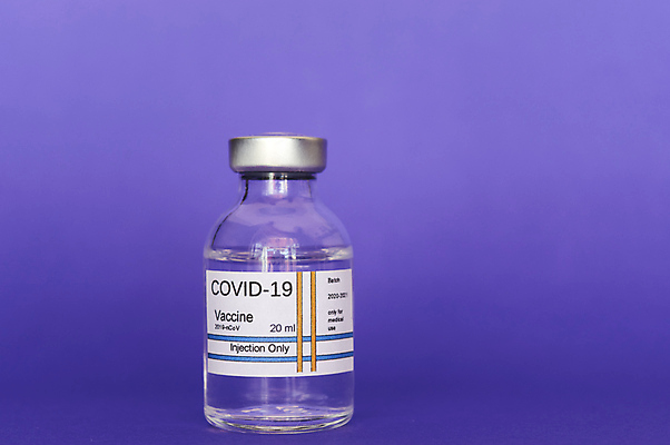 포토 JPG 해외이미지 사람없음 처방 주사약 개발 백신 보라색배경 예방접종 예방주사 카피스페이스 코로나바이러스 해외포토 백그라운드 의학 주사기 약 보라색 공백 바이러스 예방 접종 파일형식 이미지허브