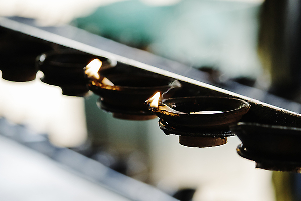 포토 JPG 해외이미지 전통 행복 종교 문화 여행 백그라운드 패턴 오렌지 검은배경 불 휴가 불꽃 기념 따뜻함 동양인 사람없음 장식 빛 컬러풀 평화 축제 어둠 기도 램프 축하 야간 인도인 집중 문학 점토 신성 광 숭배 신앙심 힌두교 해외포토 자연요소 외국인 감정 컬러 컨셉 무늬 과일 조명 인종 검은색 파일형식 이미지허브