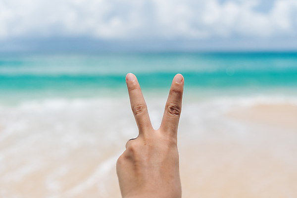 포토 JPG 해외이미지 주간 손 해변 야외 아웃포커스 신체부위 브이 해외포토 자연요소 바다 촬영기법 사람 손짓 파일형식 이미지허브