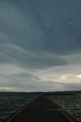 포토 JPG 해외이미지 호수 바다 여행 하늘 날씨 해변 사람없음 야외 물 항구 어둠 침묵 새벽 추위 거친 방파제 폭풍 흐림 옛날 폭풍우 허리케인 해외포토 자연요소 공공시설 교통시설 소리 비_날씨 자연재해 파일형식 이미지허브