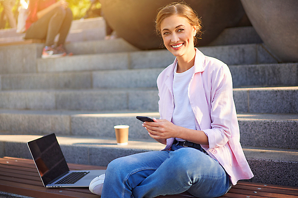 포토 JPG 해외이미지 백인 직업 학생 공원 여자 교육 행복 유럽 비즈니스 사업가 통신 자연 성공 한명 사람 앉기 야외 노트북 스마트폰 핸드폰 컴퓨터 금발 햇빛 계단 공책 업무 작업 비즈니스우먼 무선전화기 긍정 멀리 온라인 전자상거래 고용 채팅 프리랜서 혼자 해외포토 서양인 1 헤어스타일 공공시설 감정 나라 컨셉 모션 문구용품 전자제품 스마트기기 태양 구직 직장인 전화기 생태계 채용 파일형식 이미지허브
