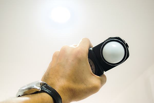 포토 JPG 해외이미지 직업 손 백그라운드 컨셉 사람없음 빛 카메라 검은색 흰색 작업 발사 사진사 손목시계 측정 오브젝트 슛 삼각대 셔터 고립 해외포토 시계 컬러 장신구 신체부위 전자제품 작가 파일형식 이미지허브