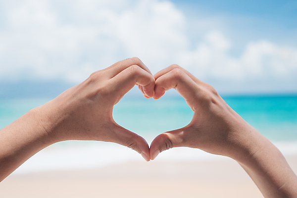 포토 JPG 해외이미지 주간 손 바다 하늘 사랑 야외 아웃포커스 신체부위 손하트 해외포토 자연요소 감정 촬영기법 사람 손짓 파일형식 이미지허브