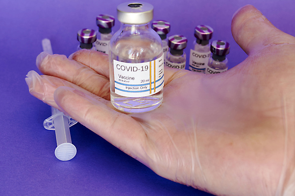 포토 JPG 해외이미지 손 주사기 들기 신체부위 바이러스 예방 주사약 백신 보라색배경 예방접종 예방주사 코로나바이러스 해외포토 백그라운드 의학 의료기기 모션 사람 약 보라색 접종 파일형식 이미지허브