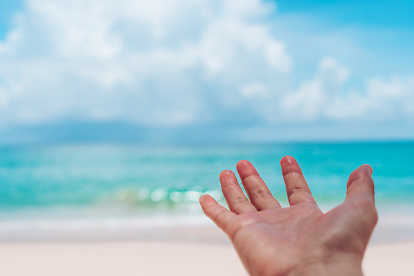 포토 JPG 해외이미지 주간 손 하늘 손짓 해변 야외 아웃포커스 신체부위 손들기 해외포토 자연요소 바다 모션 촬영기법 사람 파일형식 이미지허브