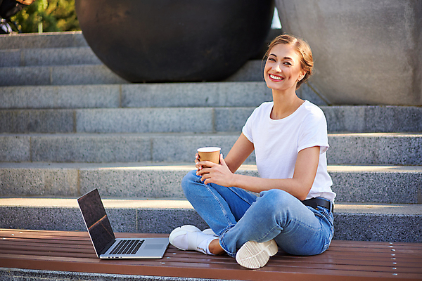 포토 JPG 해외이미지 백인 직업 학생 공원 여자 교육 행복 유럽 커피 음료 비즈니스 사업가 통신 자연 성공 한명 사람 앉기 야외 노트북 컴퓨터 금발 햇빛 계단 공책 업무 작업 비즈니스우먼 무선전화기 긍정 멀리 온라인 전자상거래 고용 채팅 프리랜서 혼자 카피스페이스 해외포토 서양인 1 헤어스타일 공공시설 감정 나라 컨셉 모션 문구용품 전자제품 태양 공백 구직 직장인 전화기 생태계 채용 파일형식 이미지허브
