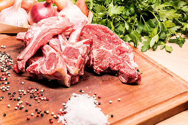 포토 JPG 해외이미지 식재료 양파 실내 생고기 사람없음 소금 양고기 나무도마 통후추 나무배경 해외포토 백그라운드 채소 도마 육류 내부 목재 후추 파일형식 이미지허브