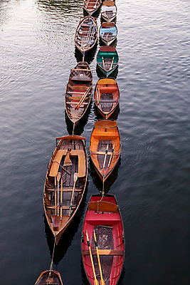 포토 JPG 해외이미지 라이프스타일 유럽 여행 교통시설 영국 잉글랜드 항해 사람없음 야외 목재 물 강 컬러풀 보트 강가 나룻배 정박 런던 함선 노젓기 고용 렌탈 뱃놀이 옛날 왕국 줄서기 템스강 많음 해외포토 자연요소 나무 나라 컬러 교통 컨셉 배_교통 재료 모션 생활 전통놀이 구직 시설 채용 파일형식 이미지허브