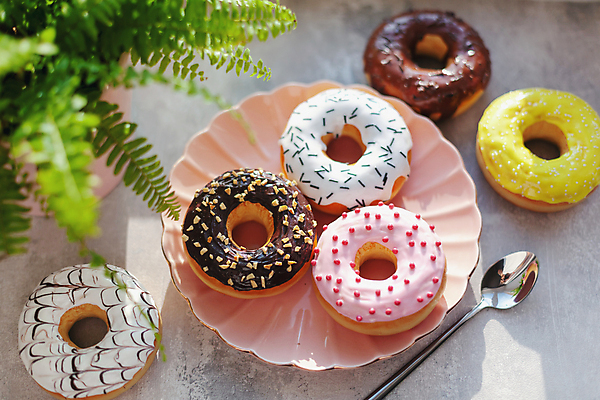 포토 JPG 해외이미지 접시 디저트 실내 사람없음 숟가락 여러개 도넛 해외포토 식기 음식 다수 수저 내부 파일형식 이미지허브