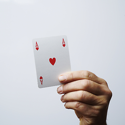 포토 JPG 해외이미지 손 신체부위 잡기 트럼프 도박 포커 해외포토 모션 사람 놀이용품 게임 파일형식 이미지허브