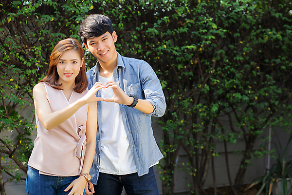 포토 JPG 해외이미지 커플 응시 여자 남자 행복 데이트 함께함 사랑 미소 동양인 상반신 성인 야외 두명 앞모습 하트 손하트 성인만 해외포토 모양 시선 감정 뷰포인트 컨셉 관계 표정 사람 인종 손짓 파일형식 이미지허브