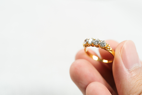 포토 JPG 해외이미지 손 기념일 남자 결혼 백그라운드 컨셉 장신구 손가락 결혼식 남편 함께함 발렌타인데이 선물 사랑 사람 사람없음 유행 축하 반지 잡기 아내 황금 고급 은색 보석 다이아몬드 약혼 보여주기 제안 해외포토 감정 컬러 모션 데이이벤트 이벤트 신체부위 광석 약속 파일형식 이미지허브