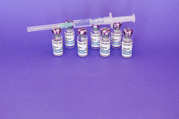 포토 JPG 해외이미지 주사기 사람없음 바이러스 예방 처방 주사약 백신 보라색배경 예방접종 예방주사 카피스페이스 코로나바이러스 해외포토 백그라운드 의학 의료기기 약 보라색 공백 접종 파일형식 이미지허브