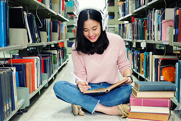 포토 JPG 해외이미지 백인 1 학생 라이프스타일 응시 여자 교육 행복 백그라운드 학교 책장 실내 한명 미소 사람 앉기 동양인 성인 10대 책 노트북 스터디 독서 뷰티 일본 검은색 헤드폰 도서관 읽기 대학교 해외포토 서양인 시선 감정 아시아 컬러 음향기기 가구 모션 청소년 표정 인종 내부 생활 전자제품 학습 파일형식 이미지허브
