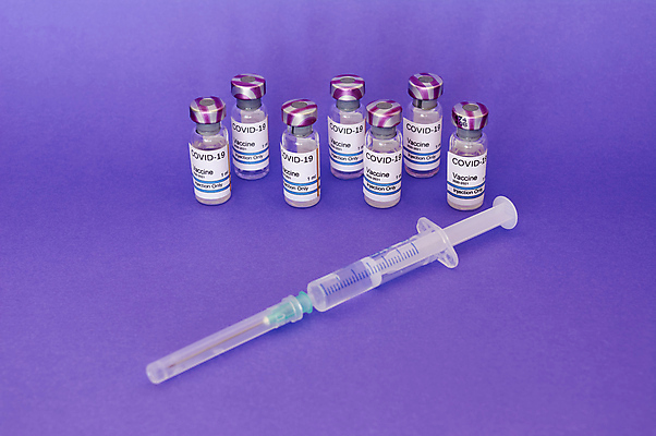 포토 JPG 해외이미지 유리병 주사기 사람없음 바이러스 예방 주사약 개발 백신 보라색배경 예방접종 예방주사 카피스페이스 코로나바이러스 해외포토 백그라운드 의학 의료기기 병_용기 약 보라색 공백 접종 파일형식 이미지허브