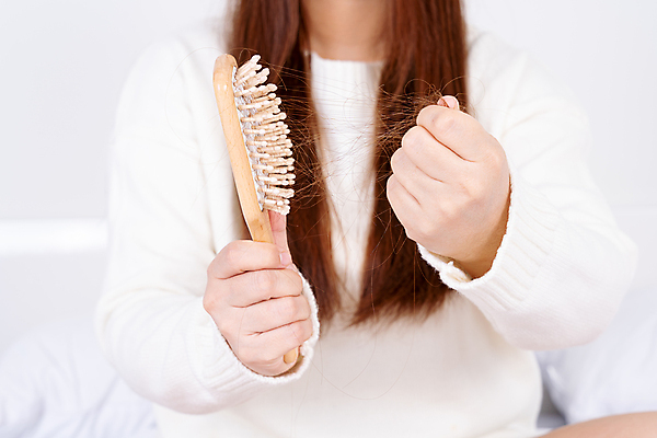 포토 JPG 해외이미지 여자 건강 한명 사람 상반신 성인 머리카락 머리 고통 잡기 머리빗 탈모 성인여자한명만 숱 해외포토 1 감정 모션 신체부위 미용용품 증상 여자한명만 성인여자만 파일형식 이미지허브