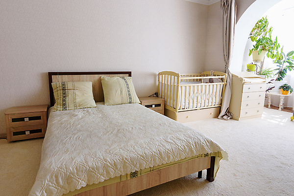 포토 JPG 해외이미지 디자인 어린이 벽 가족 베개 벽지 탁자 부동산 아파트 주택 사람없음 내부 세트 카펫 놀이방 침실 방 흰색 침대 신생아 잠 변화 스타일 안락 해외포토 컬러 가구 컨셉 관계 침구 사람 건물 아기 재산 파일형식 이미지허브