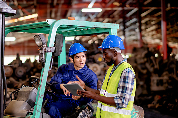 포토 JPG 해외이미지 직업 라이프스타일 남자 산업 비즈니스 공장 자동차 노동자 직장 미소 안전 사람 동양인 두명 알약 검은색 기계 장비 업무 작업실 기술자 엔지니어 역 제조 보호 안전모 헬멧 종업원 서비스 정비공 공학 유지 운영자 차고 해외포토 교육 육상교통 컬러 컨셉 회사 공업 교통시설 표정 인종 생활 약 작업 안전장비 보호장비 파일형식 이미지허브