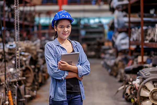 포토 JPG 해외이미지 여자 산업 컨셉 유니폼 비즈니스 공장 교통시설 자동차 노동자 직장 실내 한명 미소 안전 사람 동양인 알약 상점 업무 작업실 기술자 엔지니어 수리 보호 감독 주식 확인 서비스 수납 엔진 정비공 고용 목록 차고 평등 해외포토 직업 1 옷 육상교통 교통 회사 공업 표정 인종 내부 금융 약 구직 작업 시설 채용 파일형식 이미지허브