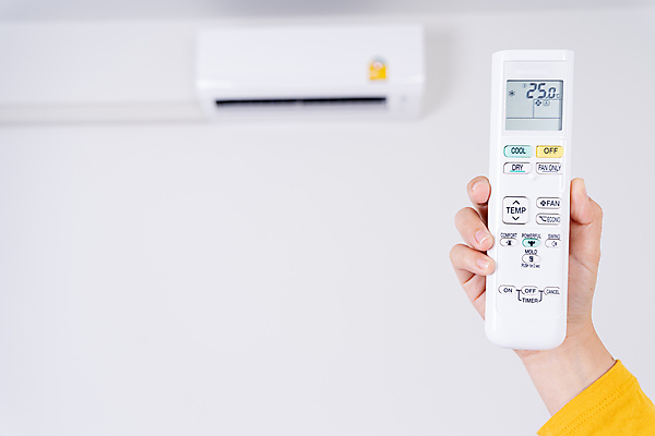 포토 JPG 해외이미지 백인 손 행복 벽 백그라운드 주택 실내 사람 앉기 사람없음 여름 빛 힘 기계 방 장비 에너지 추위 흰색 신선 뜨거움 부채 시원함 시스템 온도 멀리 다리찢기 환풍기 냉각기 린스 제어 안락 해외포토 서양인 계절 감정 컬러 컨셉 모션 내부 건물 신체부위 파일형식 이미지허브