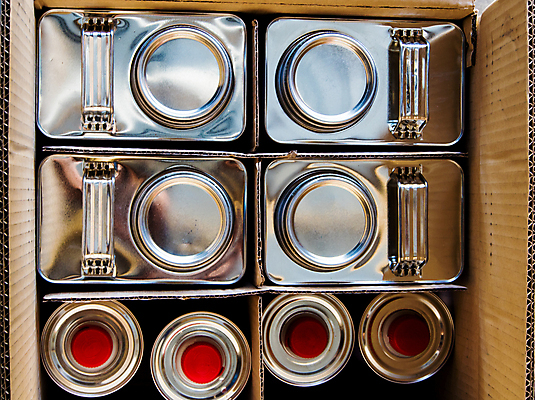 포토 JPG 해외이미지 산업 종이 포장 교통시설 사람없음 상자 갈색 금속 공백 오픈 액체 캔 은색 컨테이너 오브젝트 통조림 판지 에어로졸 화학물질 해외포토 컬러 교통 재질 화학 시설 파일형식 이미지허브