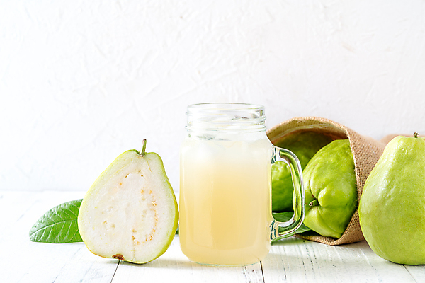 포토 JPG 해외이미지 과일 탁자 잔 사람없음 칵테일 달콤 흰배경 자루 구아바 스무디 카피스페이스 해외포토 식기 음료 가구 백그라운드 주류 공백 흰색 맛 열대과일 파일형식 이미지허브