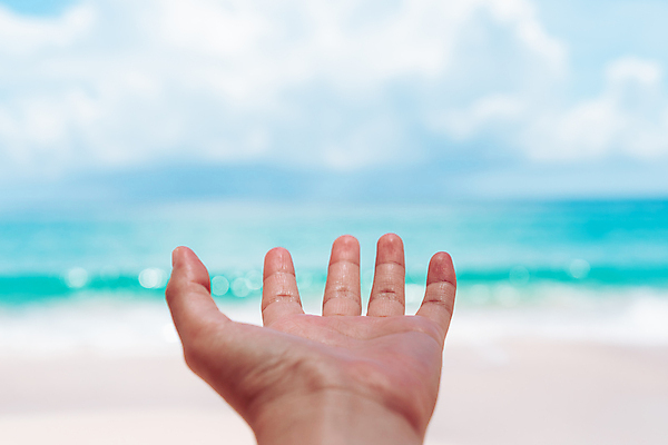 포토 JPG 해외이미지 주간 손 하늘 손짓 해변 야외 아웃포커스 신체부위 손들기 해외포토 자연요소 바다 모션 촬영기법 사람 파일형식 이미지허브