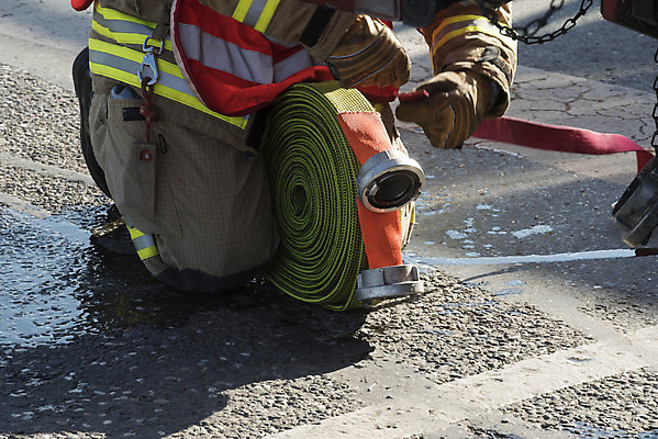 포토 JPG 해외이미지 주간 한명 들기 성인 야외 앞모습 하반신 무릎꿇기 소방관 소방 정리 소방호스 성인한명만 해외포토 자연요소 1 뷰포인트 모션 사람 구조원 호스 성인만 파일형식 이미지허브