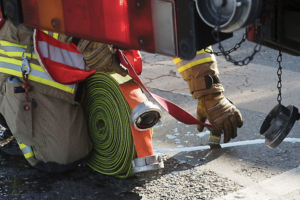 포토 JPG 해외이미지 주간 한명 들기 성인 야외 앞모습 하반신 무릎꿇기 소방관 소방 정리 소방호스 성인한명만 해외포토 자연요소 1 뷰포인트 모션 사람 구조원 호스 성인만 파일형식 이미지허브